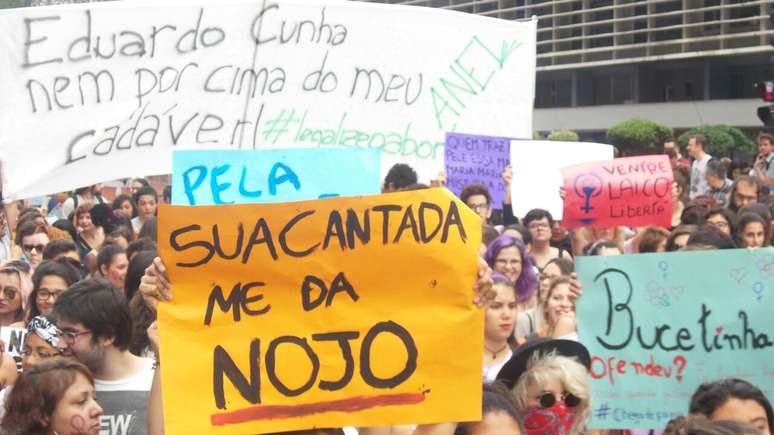 Manifestantes percorrem a Avenida Paulista, em São Paulo, na Marcha das Vadias