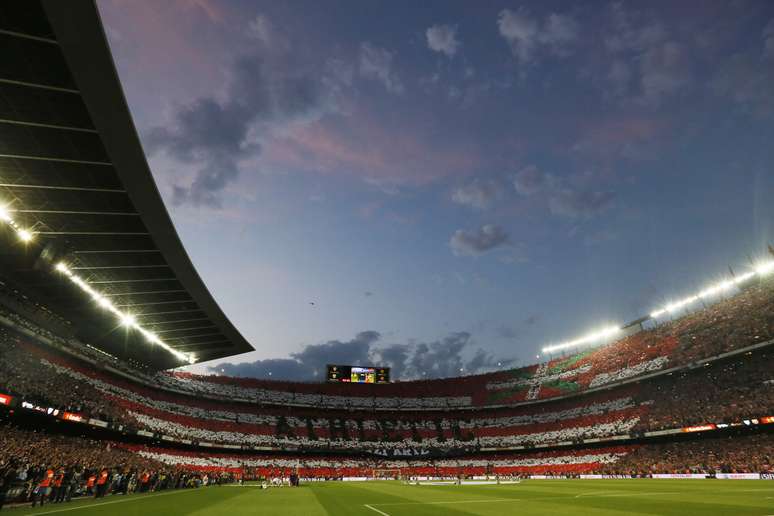 Torcida do Athletic fez uma linda festa e dividiu o Camp Nou com os catalães