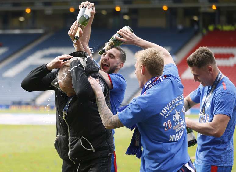 T&eacute;cnico John Hughes &eacute; felicitado por seus jogadores