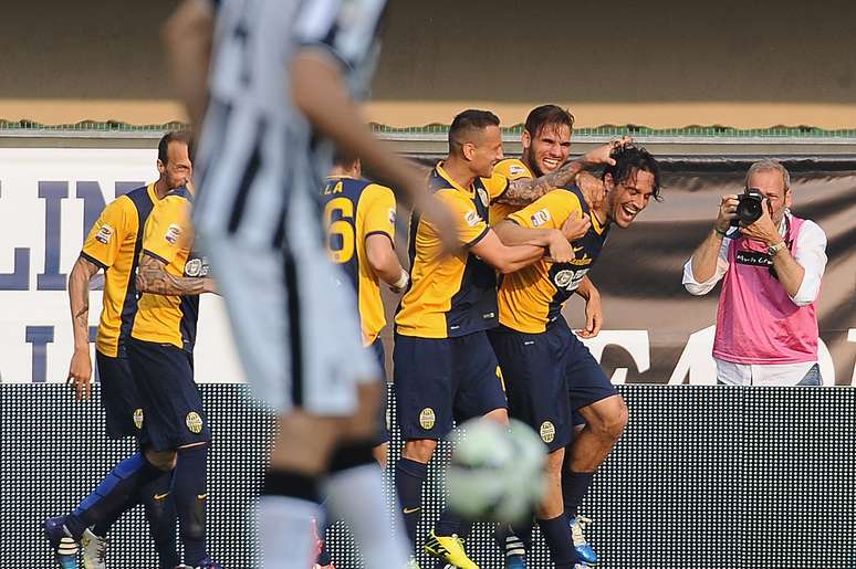 Jogadores do Verona festejam gol de Luca Toni