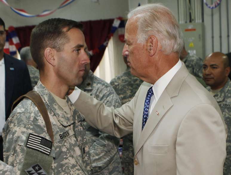 Joe Biden e seu filho, Beau Biden, que serviu o Exército dos Estados Unidos no Iraque, em foto de 2009