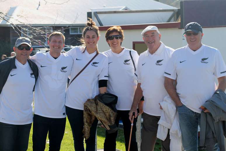 Família neozelandesa vestida de branco para apoiar o All Whites