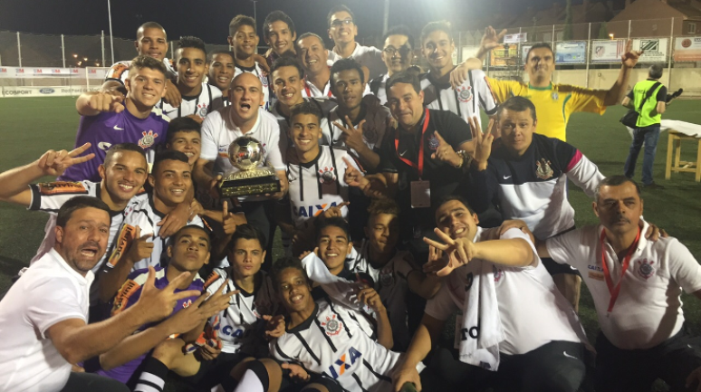 Corinthians domina, faz golaço e garante tri do Mundial Sub-17 em
