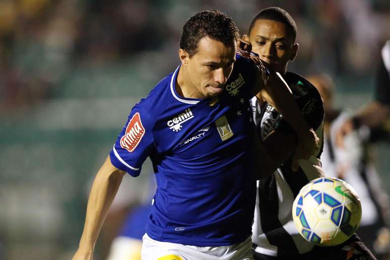 Leandro Damião não conseguiu carregar o Cruzeiro à vitória em Santa Catarina