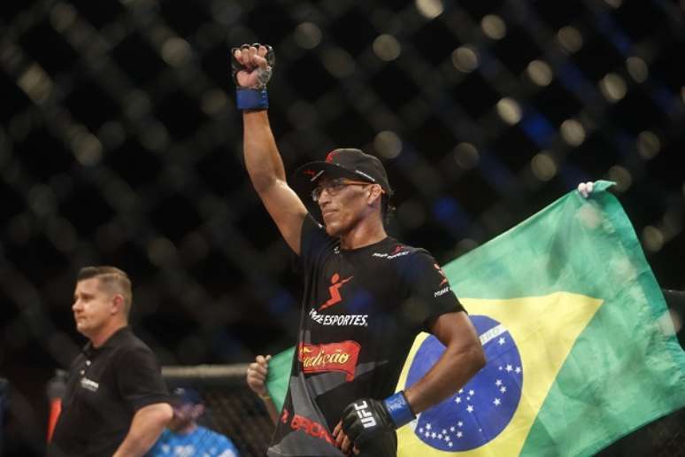 Brasileiro Charles "Do Bronx" Oliveira foi o destaque individual da noite