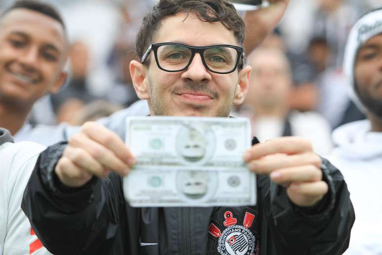 Guerrero, que trocou o Corinthians pelo Flamengo, também foi alvo de protestos