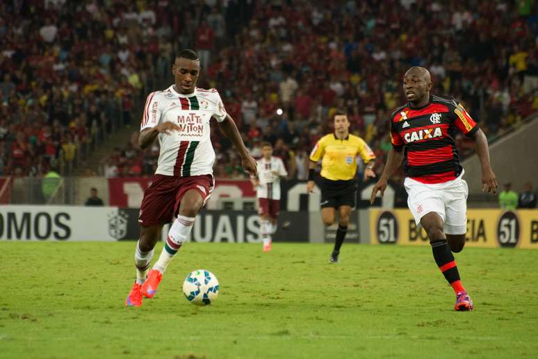 Gerson e Armero travaram linda batalha durante toda a partida no Maracanã