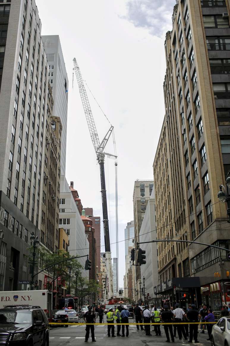 Edifício foi erguido recentemente e desde fevereiro passa por obras que incluem o uso de guindastes