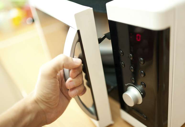 Forno micro-ondas tem mais utilidades do que ajudar na cozinha; confira