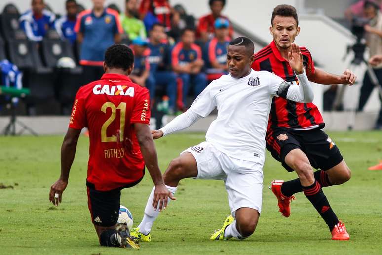 Robinho luta pela bola na Vila Belmiro