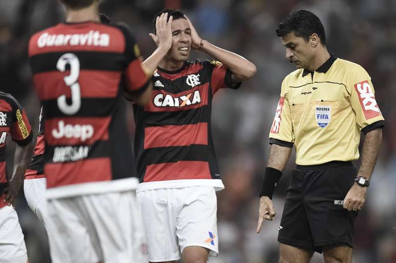 Sandro Meira Ricci novamente teve arbitragem polêmica 