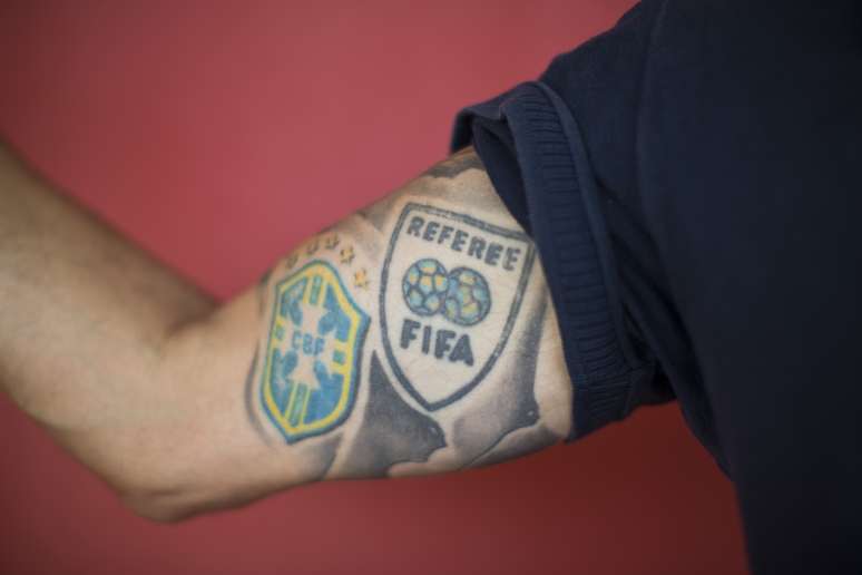 Wagner Tardelli tatuou os símbolos da CBF e da Fifa enquanto era árbitro