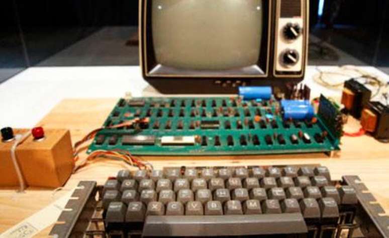 
Computador Apple 1 foi um dos primeiros fabricados pela empresa, quando Steve Jobs se associou con Steve Wozniak. Foto: Justin Sullivan/Getty Images