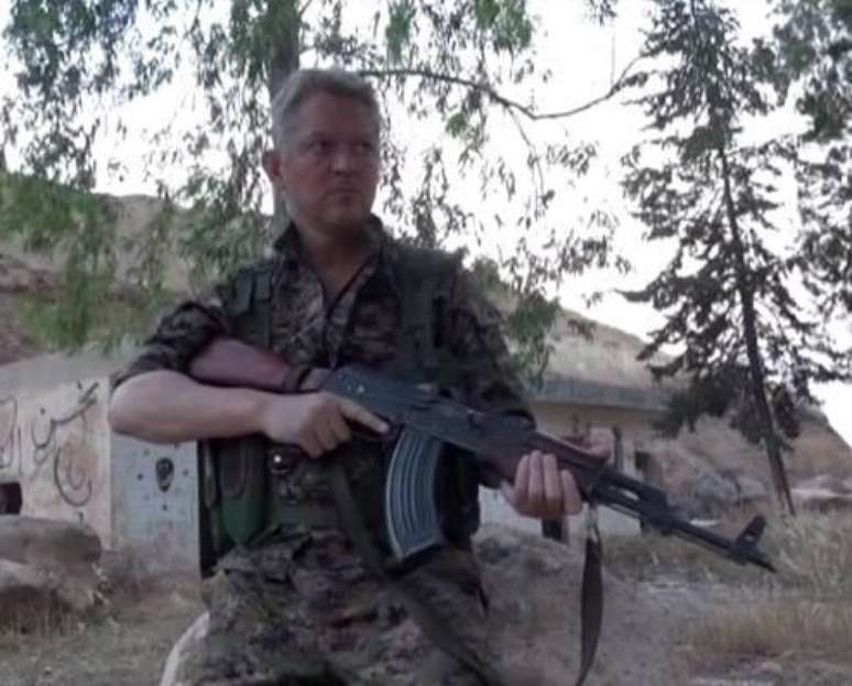 Michael Enright viajou ao Iraque e recentemente postou fotos nas redes sociais em que aparece uniformizado e armado