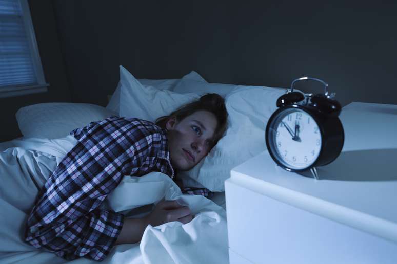 Ao acordar durante a noite, não fique olhando a hora ou checando e-mails