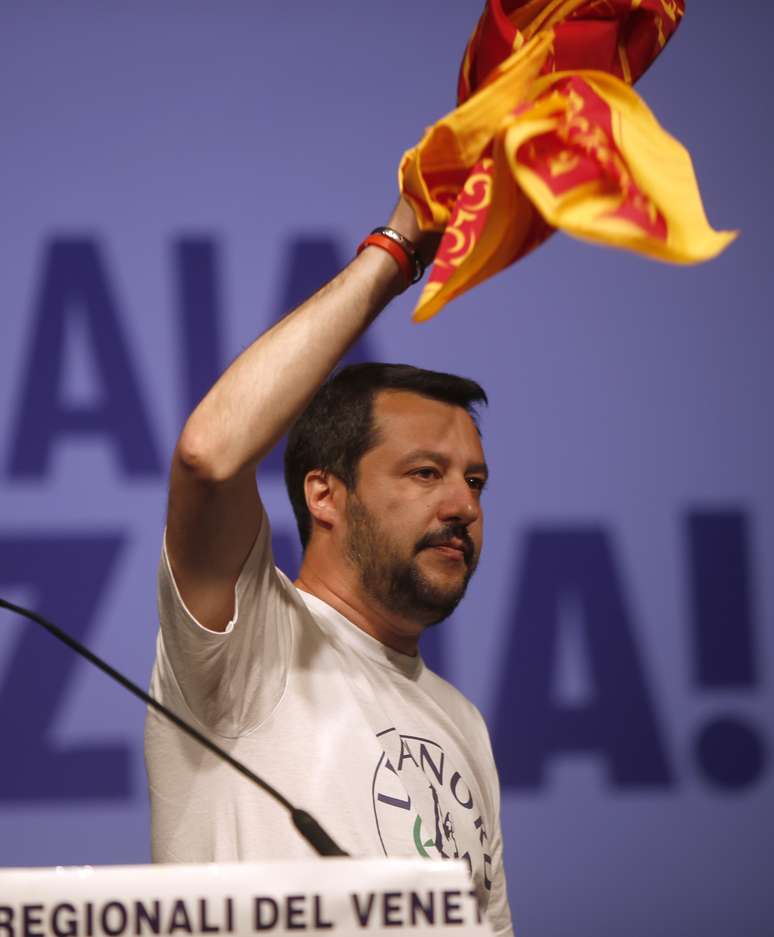 L&iacute;der da Liga do Norte, Matteo Salvini, acena para apoiadores ao deixar com&iacute;cio eleitoral em Verona, norte da It&aacute;lia