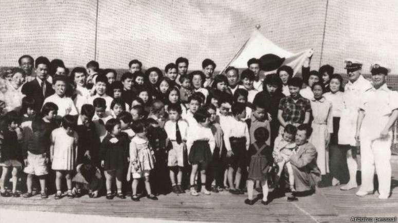 Foto de crianças a bordo do navio que levou leva de imigrantes japoneses ao Brasil, após a Segunda Guerra Mundial