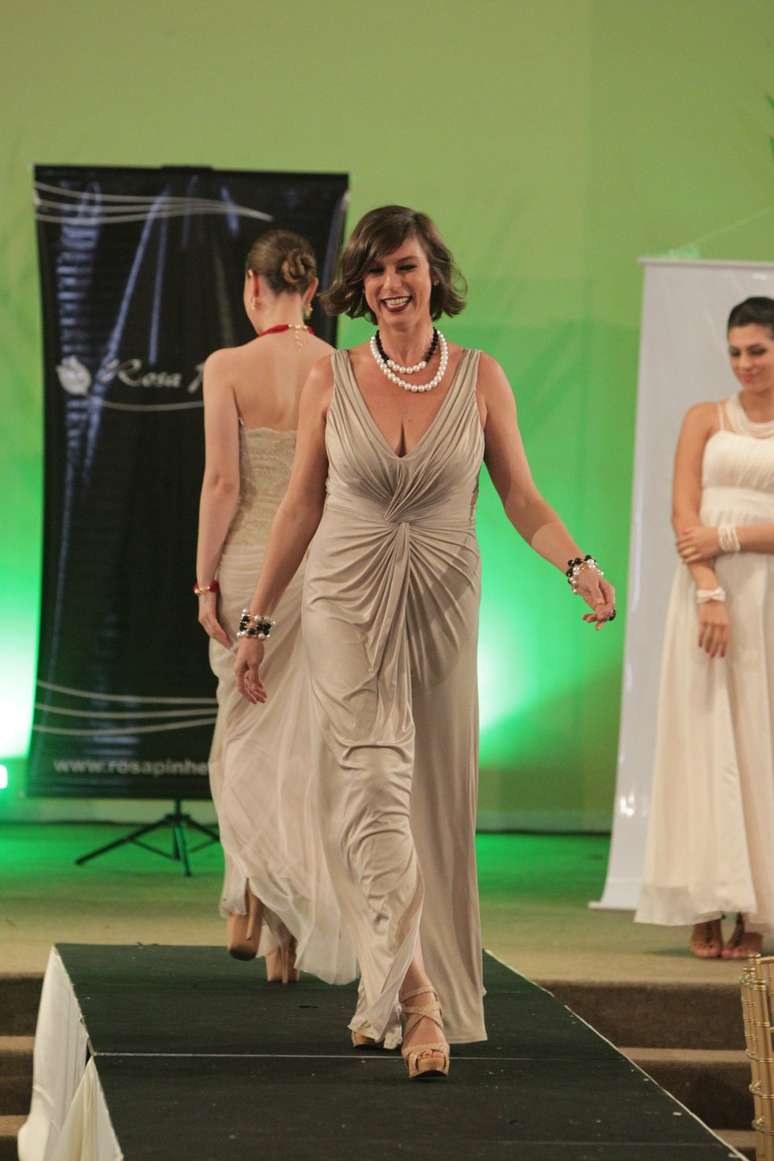 Maria Paula toma conta da passarela no Fashion Tea, no Copacabana Palace 