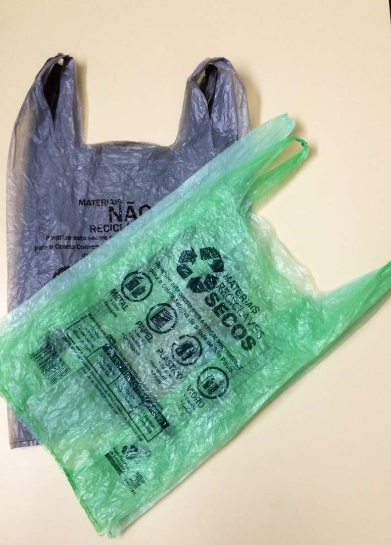 As sacolas plásticas convencionais na cor branca foram substituídas por sacolas nas cores verde ou cinza