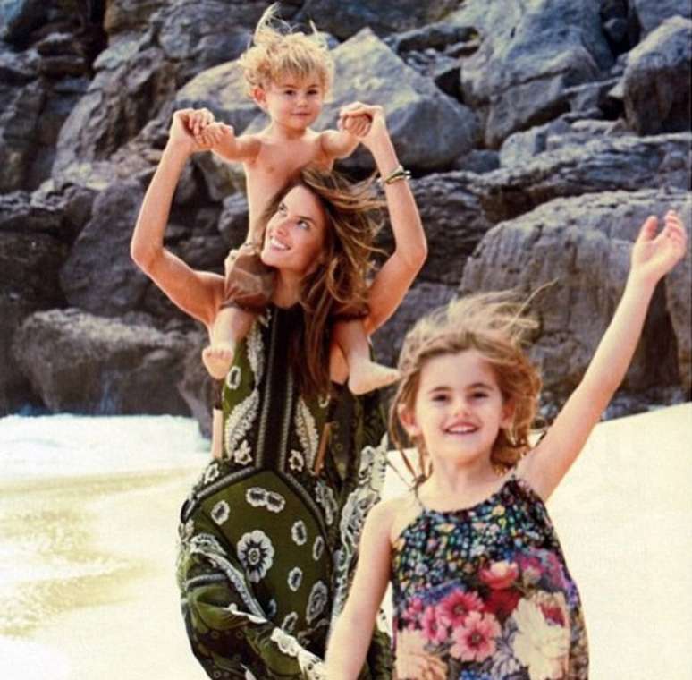 A modelo em campanha com os filhos, Anja e Noah, que moram nos Estados Unidos