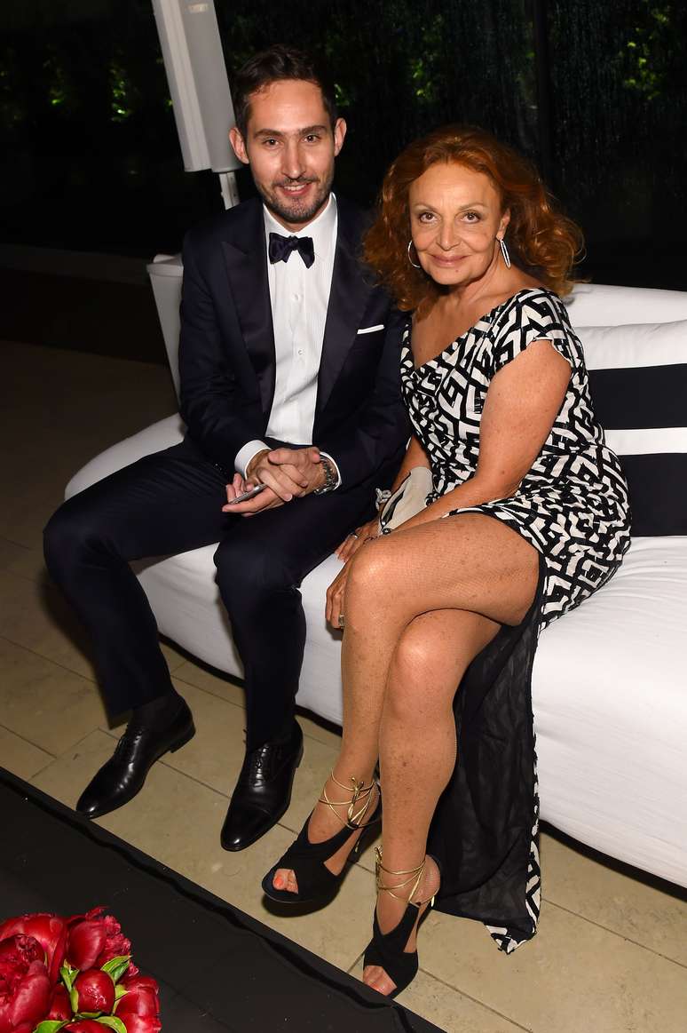 O longo preto e branco usado pela estilista Diane von Fürstenberg não mostra o recorte quando ela está de pé, mas sentada a designer de 68 anos exibia as pernas