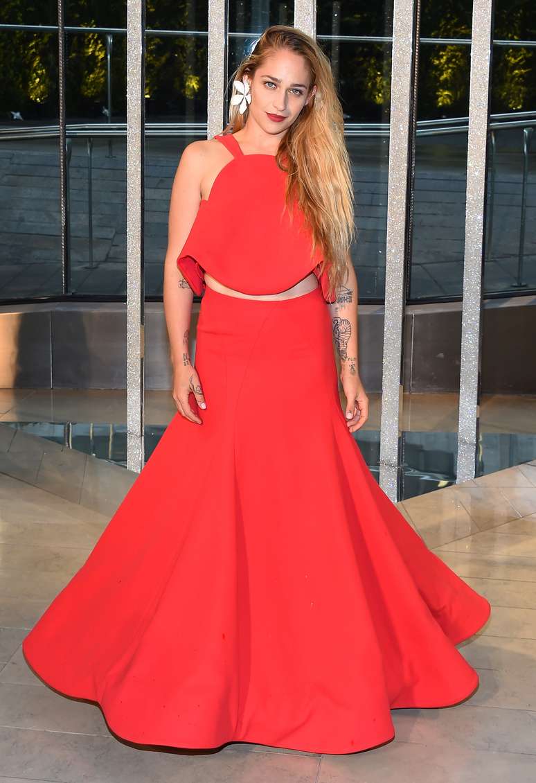 Jemina Kirke, atriz da s&eacute;rie 'Girls', usou saia vermelha estruturada e bem rodada, combinada com top cropped da mesma cor