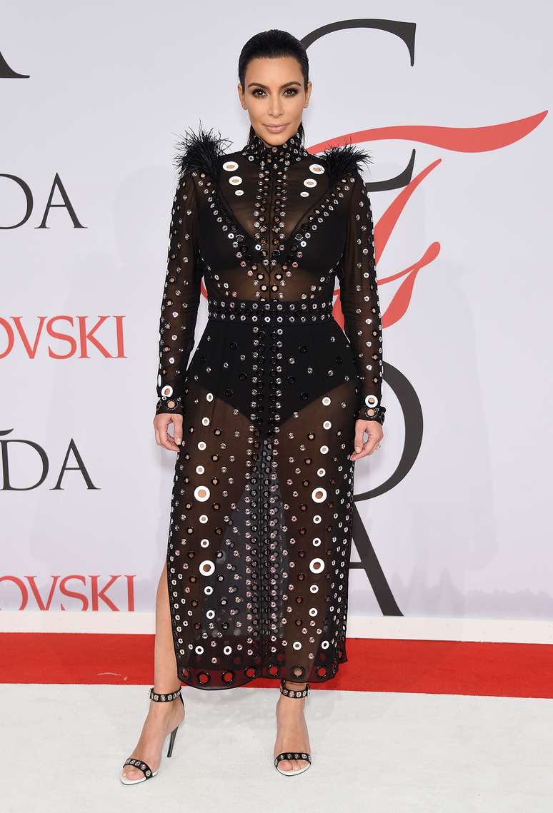 Kim Kardashian destaca suas curvas com vestido brilhante na New