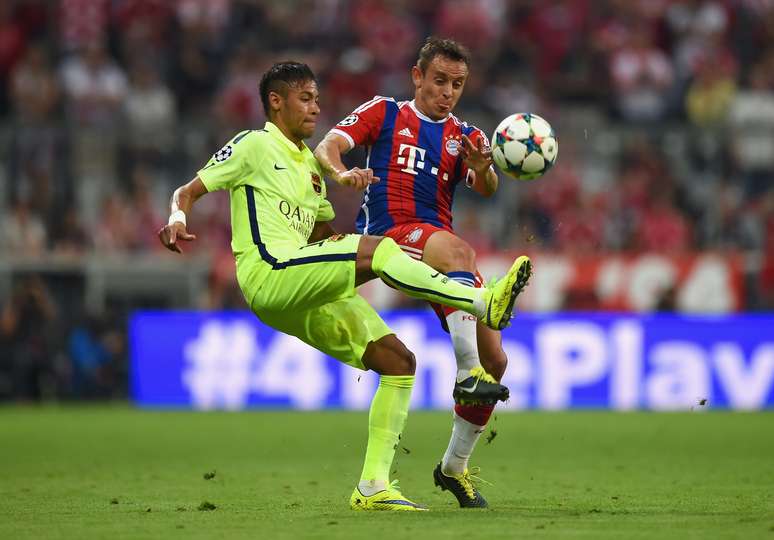 Rafinha em ação contra o Barcelona: jogador relata dificuldades para brecar ataque catalão 