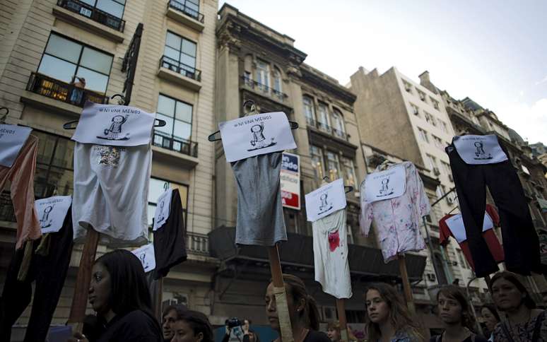 Marcha contra o feminicídio percorre ruas de Buenos Aires nesta quarta-feira