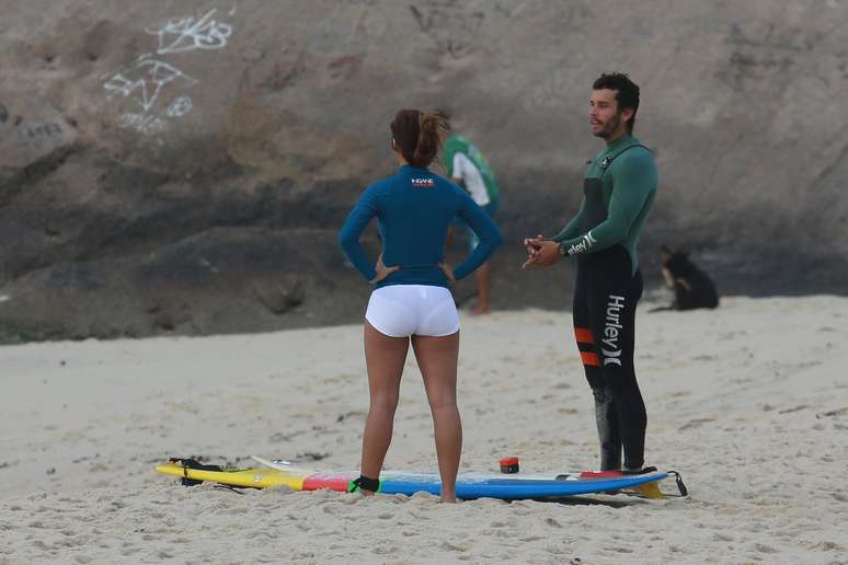 Carol Nakamura surfou na praia do Recreio, Rio de Janeiro, nesta quarta-feira (3)