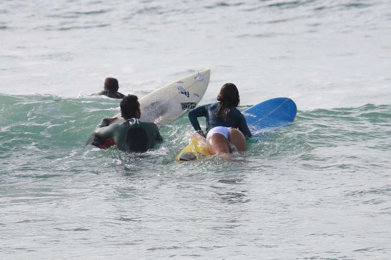 Carol Nakamura surfou na praia do Recreio, Rio de Janeiro, nesta quarta-feira (3)
