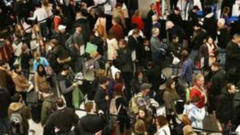 Multidão em aeroporto | Foto: Getty