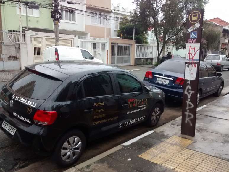 Carro parado atrapalha a operação de ônibus no local