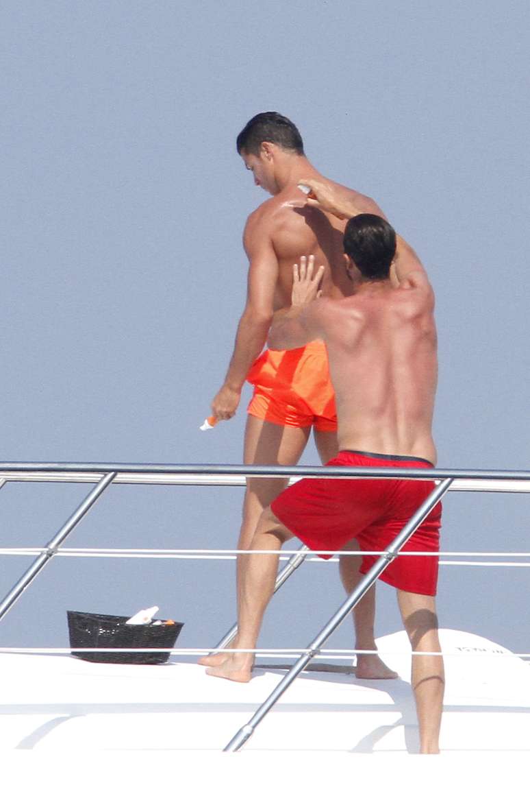 Cristiano Ronaldo curtiu dia ensolarado em Mônaco nesta segunda (1º)