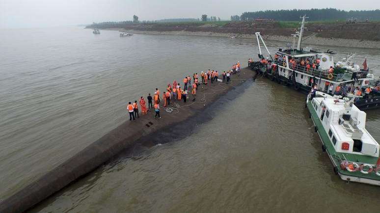 Agentes de resgate trabalham no local do naufrágio de um navio no rio Yangtzé, na província de Hubei, na China, nesta terça-feira. 02/06/2015