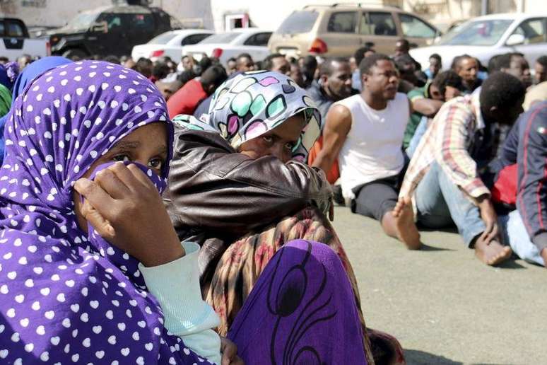 Imigrantes são detidos por autoridades líbias em Trípoli, na Líbia, em maio. 17/05/2015