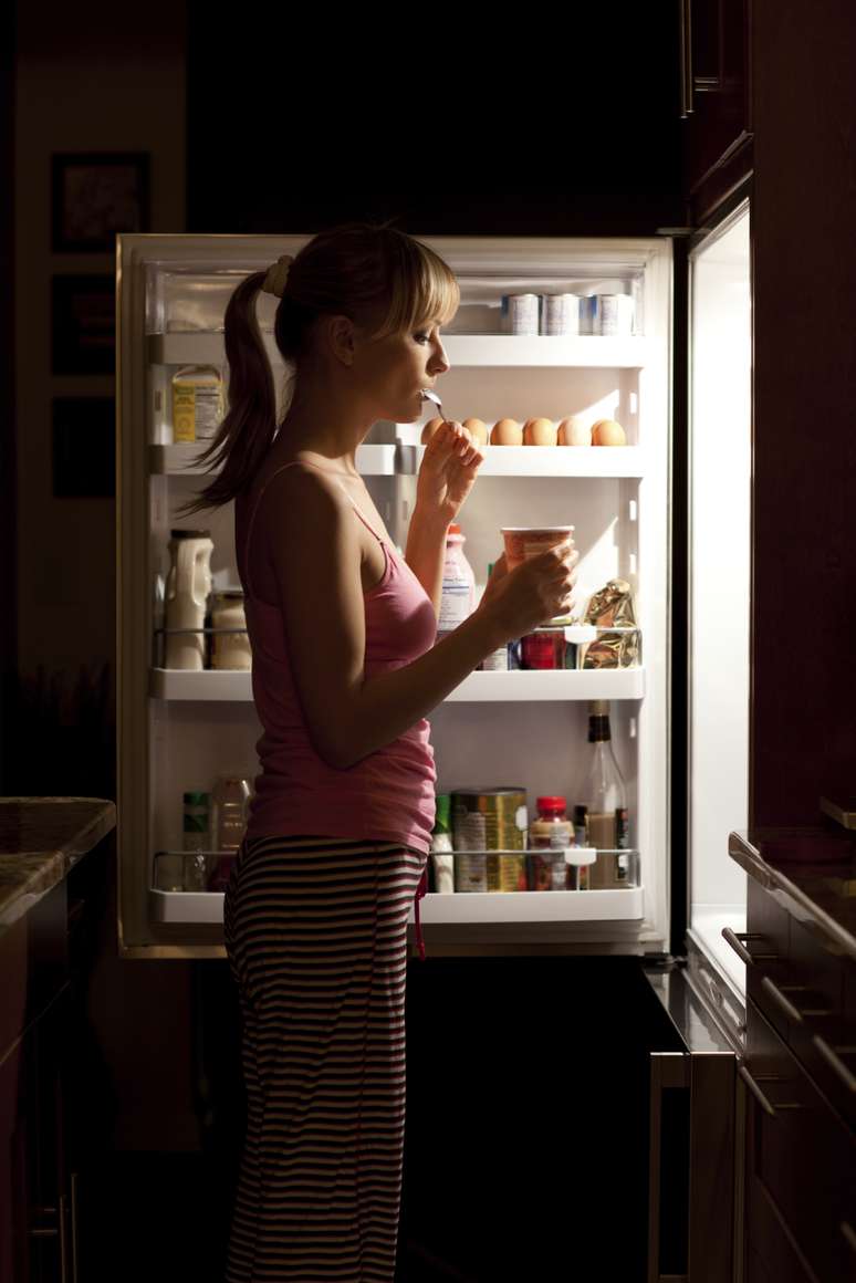 Pessoas cansadas também sofrem maior estresse emocional e buscam conforto na comida