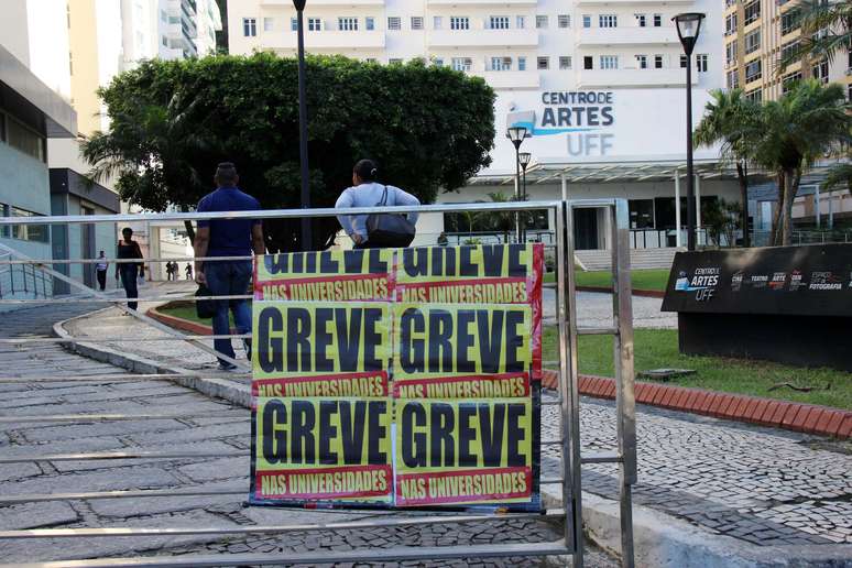 Sindicato dos funcionários e professores da Universidade Federal Fluminense (UFF), em greve, realiza protesto em frente ao Centro de Arte da UFF, em Icaraí, Niterói (RJ), na manhã desta quarta-feira (03)
