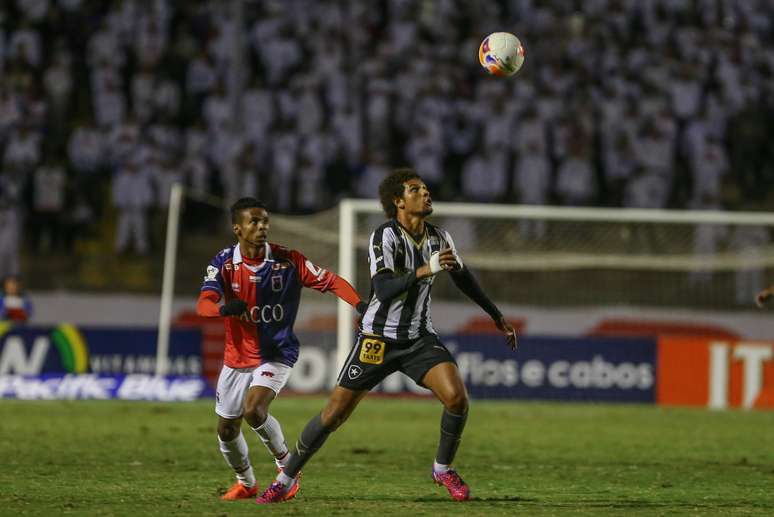 Willian Arão foi expulso no segundo tempo, mas o Botafogo venceu mesmo assim