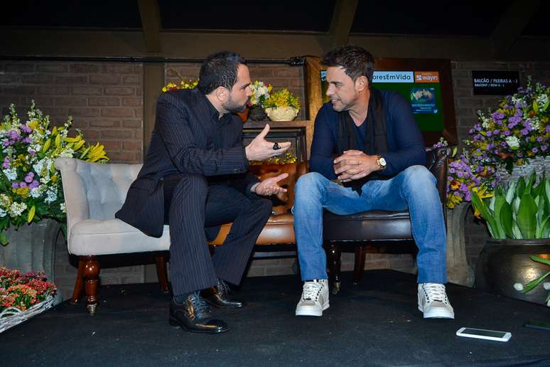 Luciano e Zezé Di Camargo conversam durante lançamento de novo DVD em São Paulo