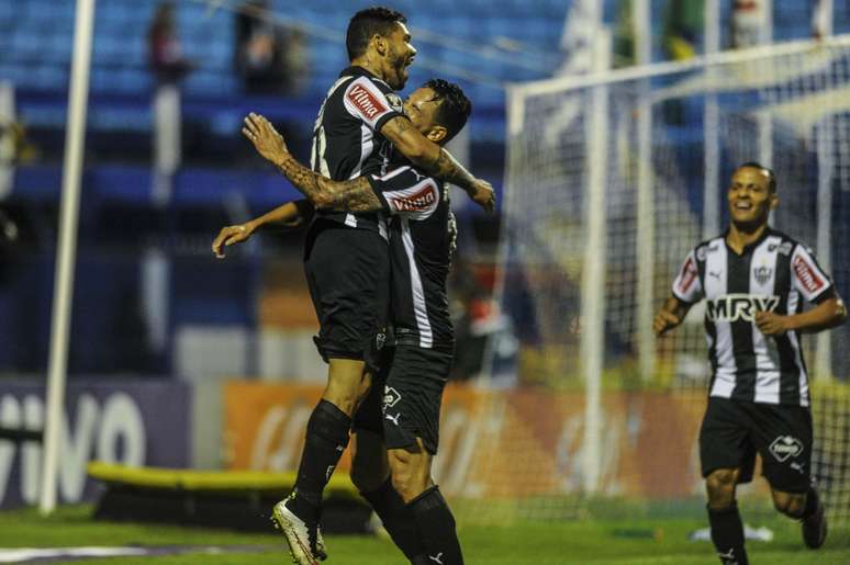 Carlos comemora gol na Ressacada; atacante marcou duas vezes