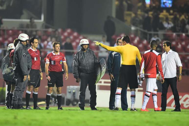 Rogério Ceni reclama com o árbitro Thiago Duarte Peixoto ao final do primeiro tempo