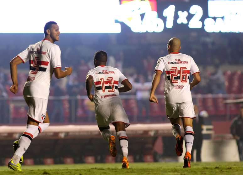 Paulo Miranda marcou de cabeça o segundo gol do São Paulo