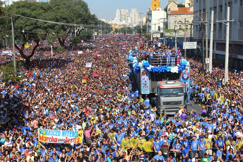 Multidão acompanhe carro de som durante a 23ª edição da Marcha para Jesus, na capital paulista