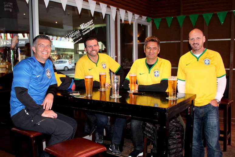 Amigos neozelandeses em pub antes do jogo