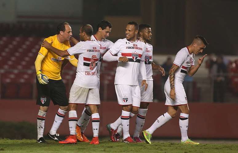 Ceni marcou de pênalti e garantiu a vitória do São Paulo