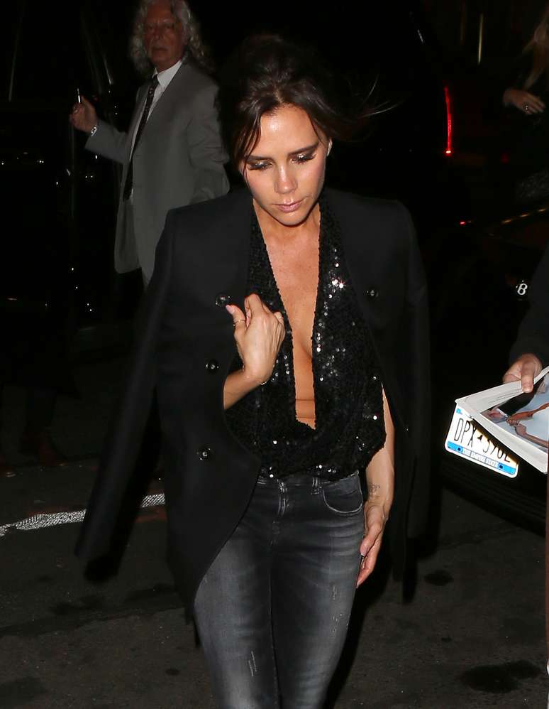 Victoria Beckham usou decote ousado para curtir noite em NY