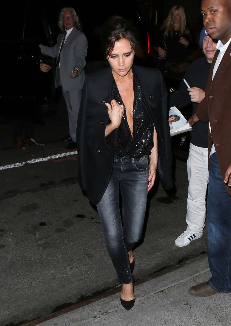 Victoria Beckham usou decote ousado para curtir noite em NY