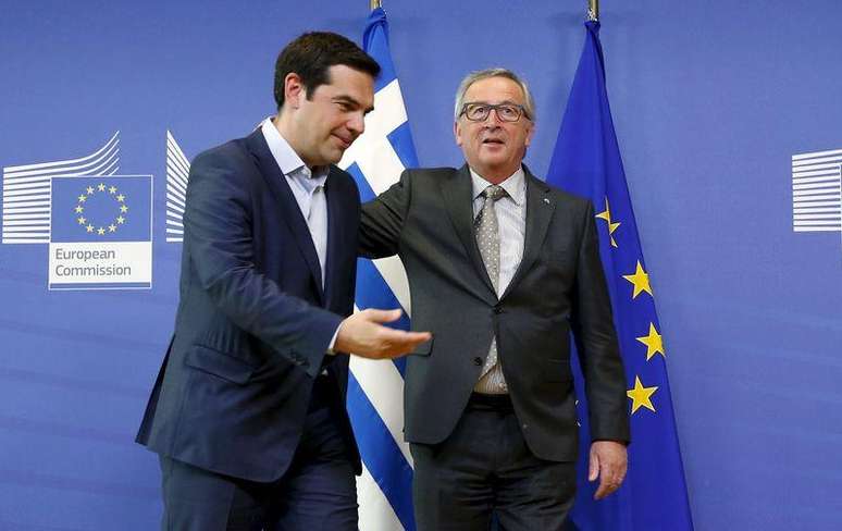 Premiê grego Tsipras e presidente da comissão europeia Juncker antes de reunião em Bruxelas. 3/6/2015.