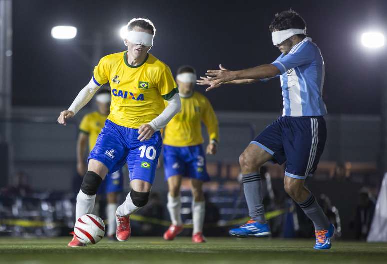 Ricardinho domina a bola